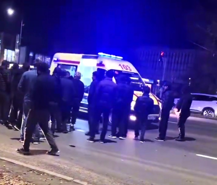 В Актобе Chevrolet сбил школьницу на пешеходном переходе и столкнулся с тремя авто